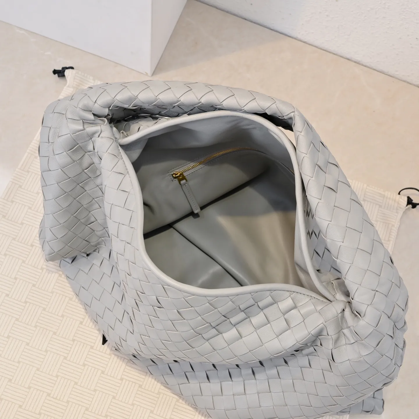 Batch 2160 #Bv Yangjin large size HOP cowhide, the bag body and handles are made of a whole piece of woven leather. The bag body is soft and lazy. Hop symbolizes the praise of innovation and eternal craftsmanship [love]. The pyramid silhouette combines practicality and fashion. Modern and casual, the bag mouth is double-sided closed design, more convenient and safe! Made of soft cowhide and full of texture, this is a must-have for fashionable ladies who like minimalism, comfort and casualness! Model: 3970 Dimensions: 54x24x13